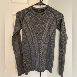 Lululemon women’s rest less pullover gray long sleeve stretchy shirt size 4